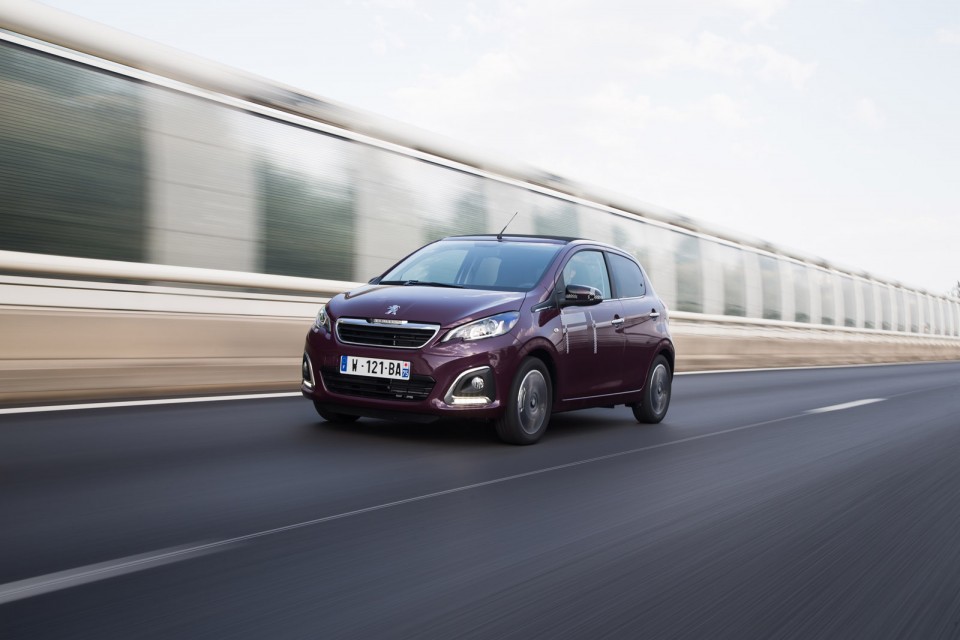 Photo dynamique Peugeot 108 Top ! Red Purple