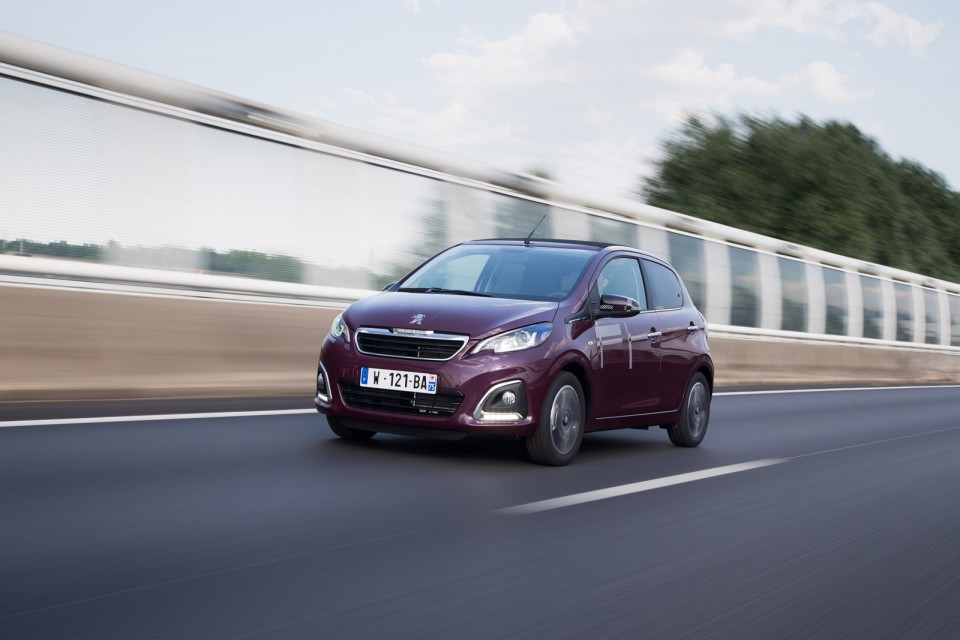 Photo dynamique Peugeot 108 Top ! Red Purple