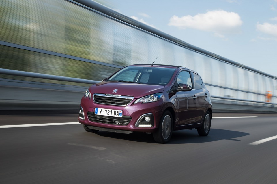 Photo dynamique Peugeot 108 Top ! Red Purple