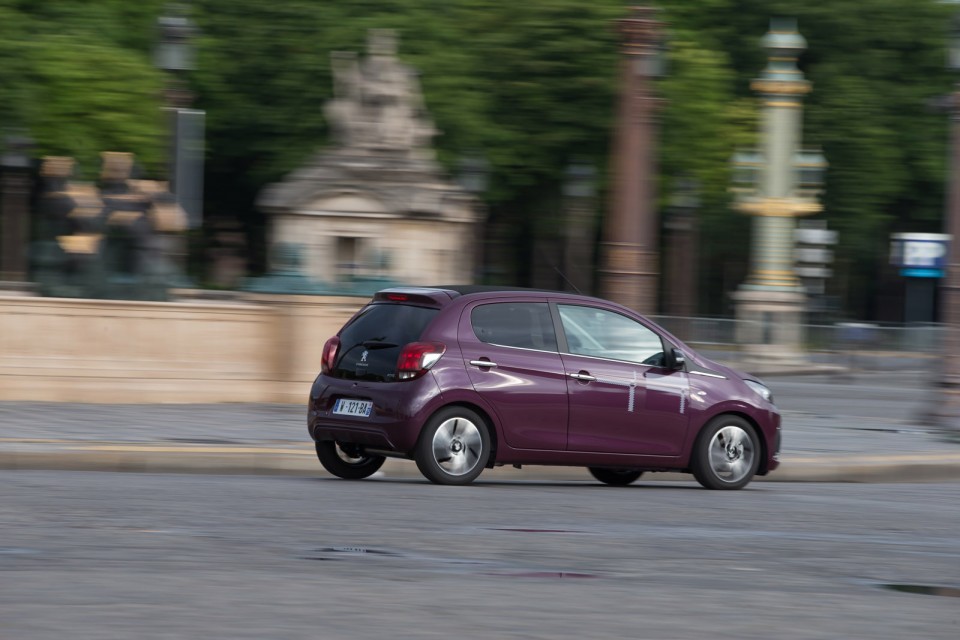 Photo dynamique Peugeot 108 Top ! Red Purple
