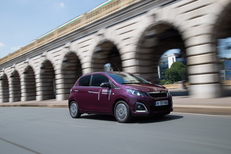 Photo dynamique Peugeot 108 Top ! Red Purple