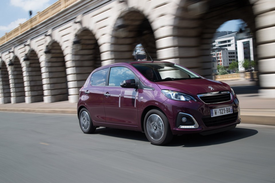 Photo dynamique Peugeot 108 Top ! Red Purple