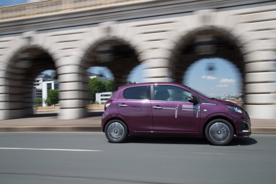 Photo dynamique Peugeot 108 Top ! Red Purple