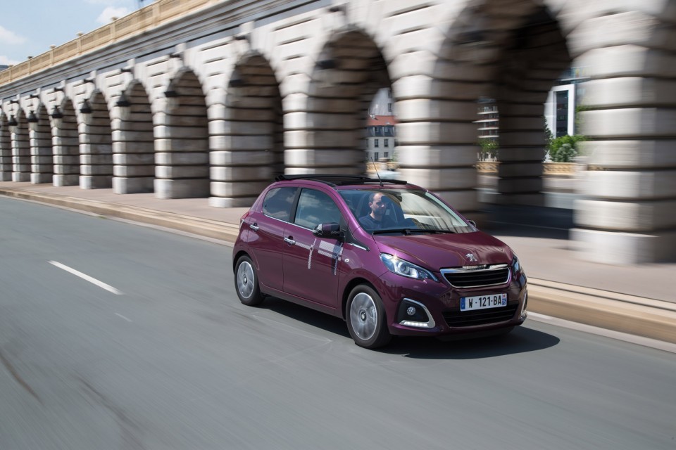 Photo dynamique Peugeot 108 Top ! Red Purple