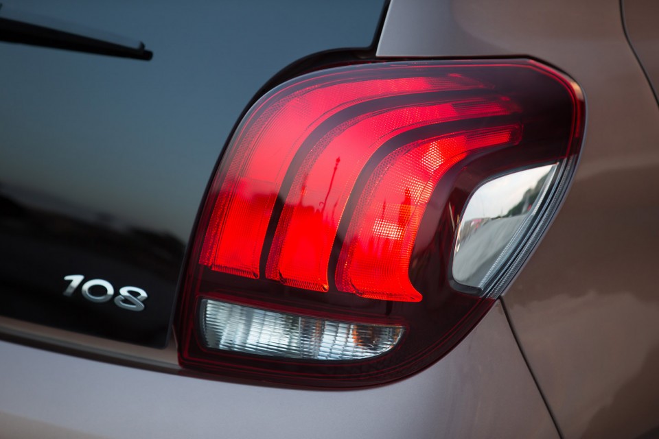 Photo feu arrière Peugeot 108 Top ! Aïkinite