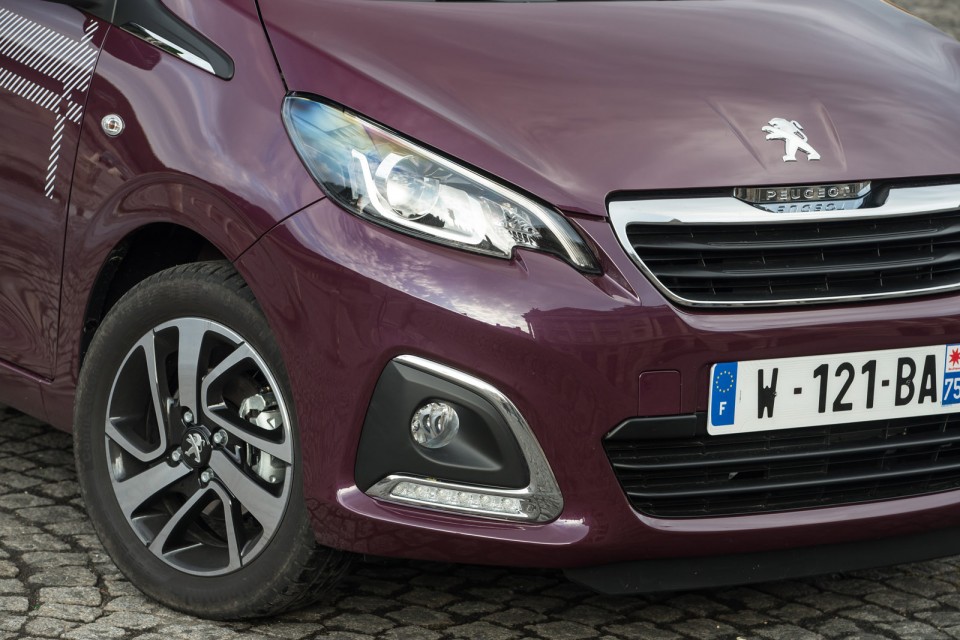 Photo bouclier avant Peugeot 108 Top ! Red Purple