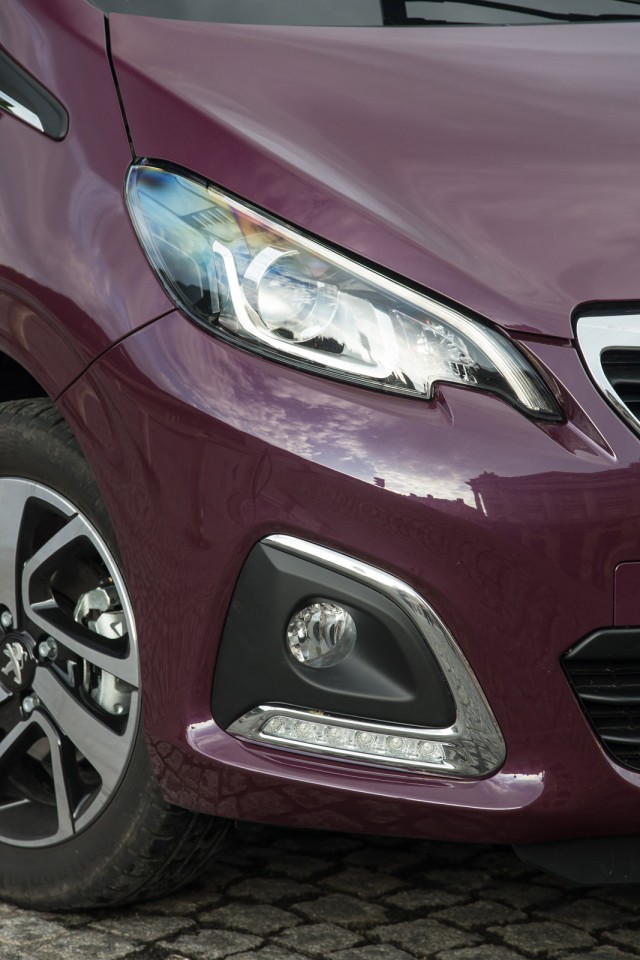 Photo projecteurs avant Peugeot 108 Top ! Red Purple