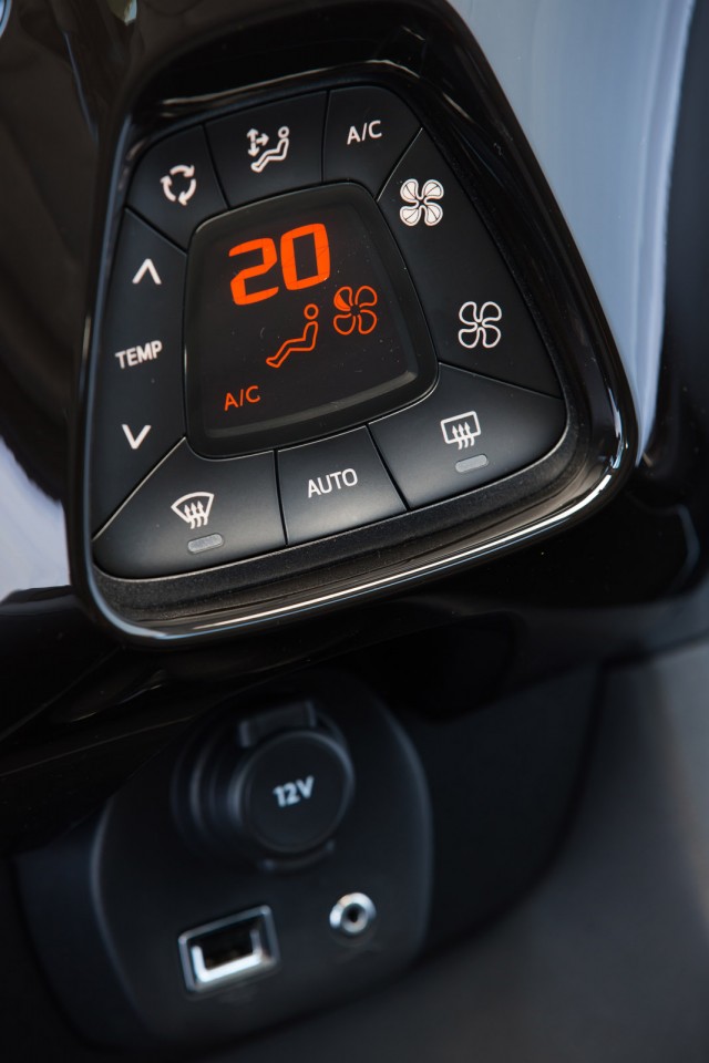 Photo commandes climatisation automatique Peugeot 108 Top !