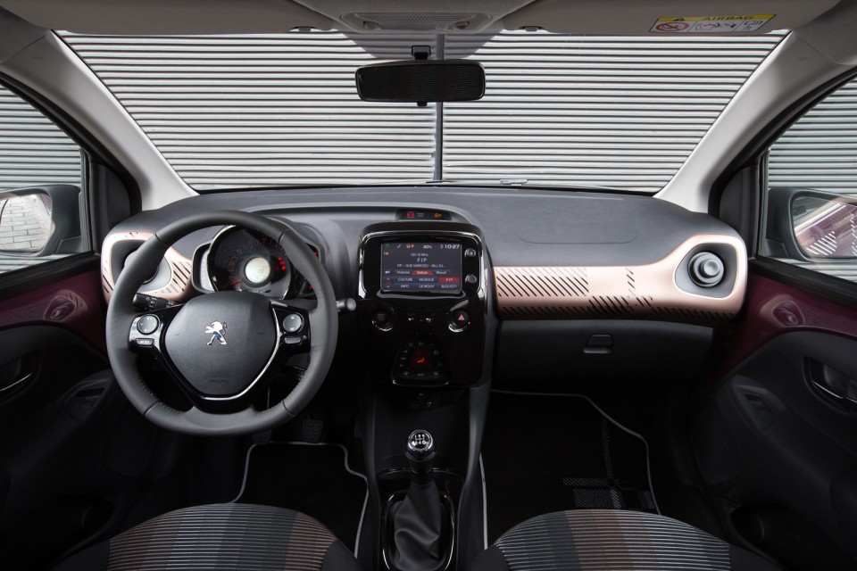 Photo tableau de bord intérieur Rayura Kilt Peugeot 108 Top !
