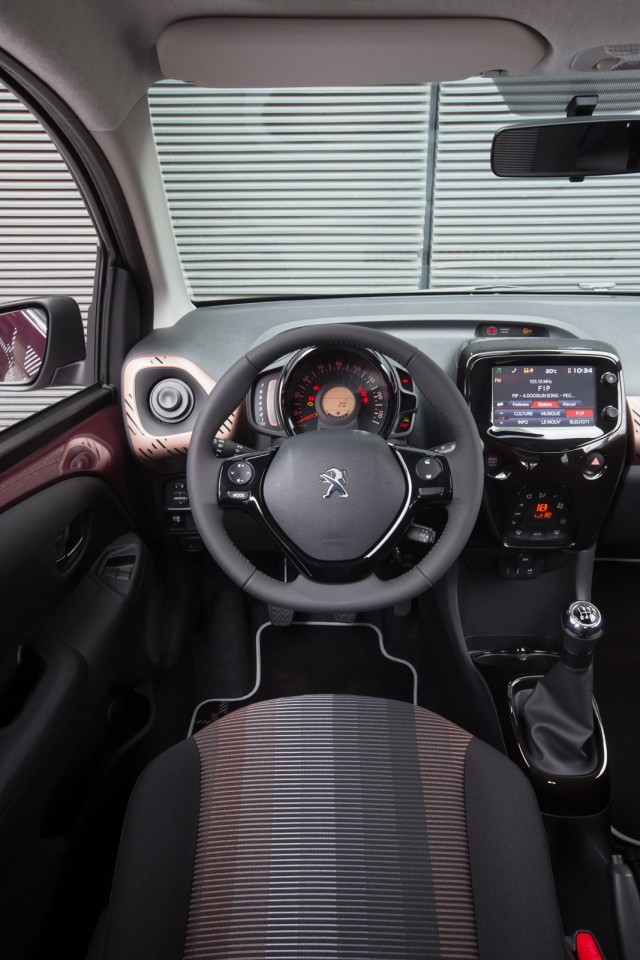 Photo poste de conduite intérieur Rayura Peugeot 108 Top !