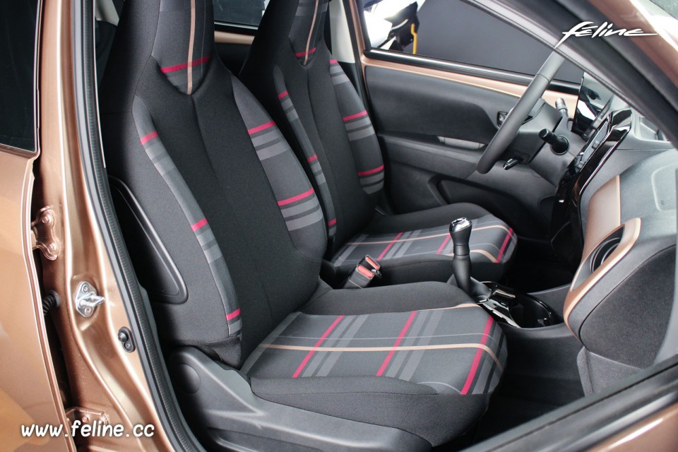 Photo sièges avant Peugeot 108 Allure Aïkinite - 1.2 VTi 82 c