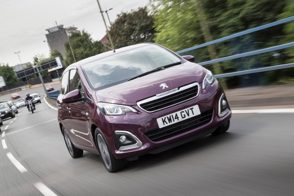 Photo roulante Peugeot 108 Allure Red Purple (UK)