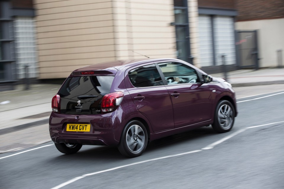 Photo roulante Peugeot 108 Allure Red Purple (UK)