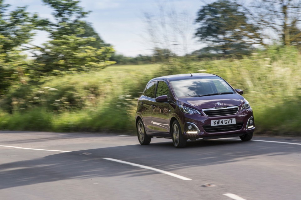 Photo dynamique Peugeot 108 Allure Red Purple (UK)