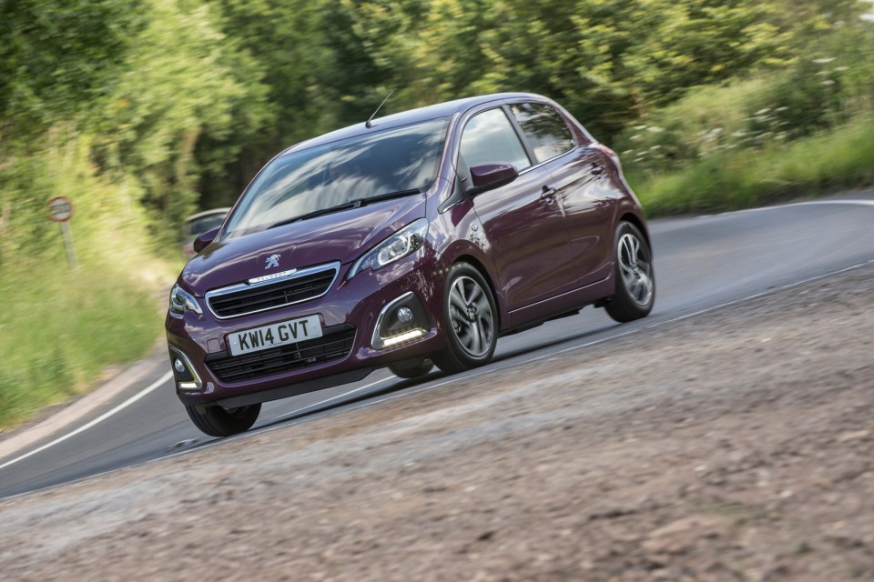 Photo dynamique Peugeot 108 Allure Red Purple (UK)