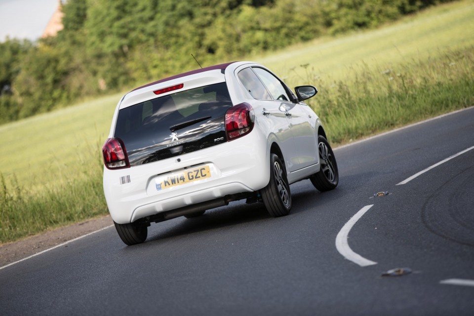 Photo dynamique Peugeot 108 Allure Top Blanc Lipizan (UK)