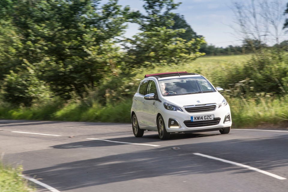 Photo dynamique Peugeot 108 Allure Top Blanc Lipizan (UK)