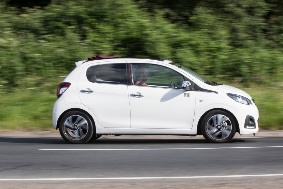 Photo dynamique Peugeot 108 Allure Top Blanc Lipizan (UK)