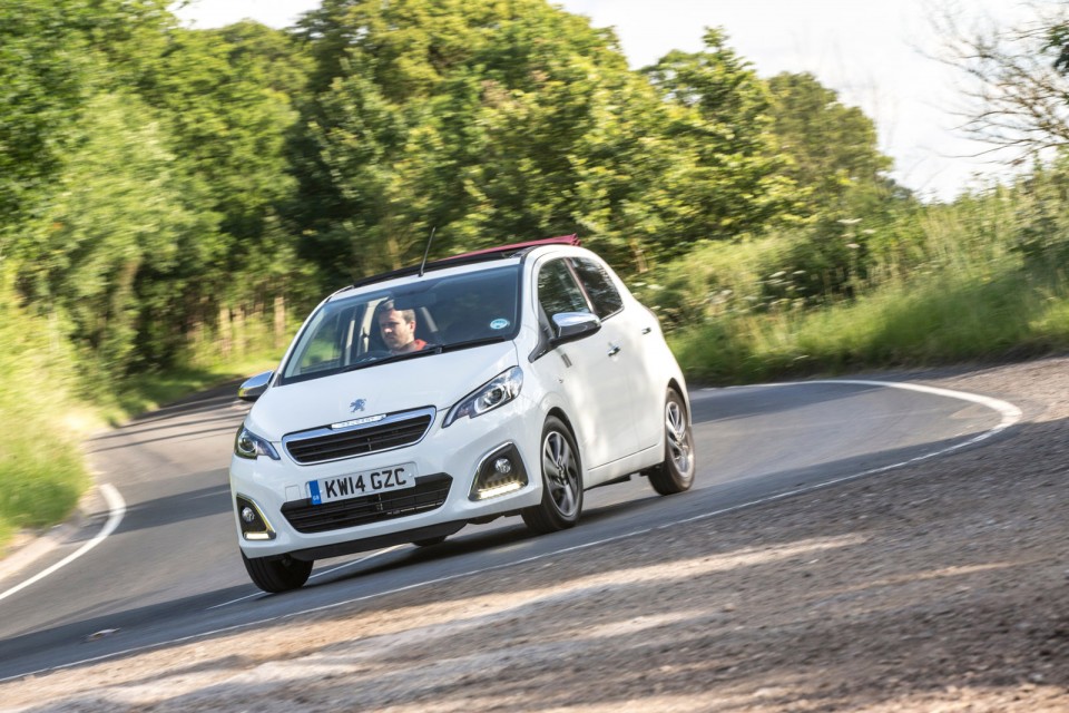 Photo dynamique Peugeot 108 Allure Top Blanc Lipizan (UK)