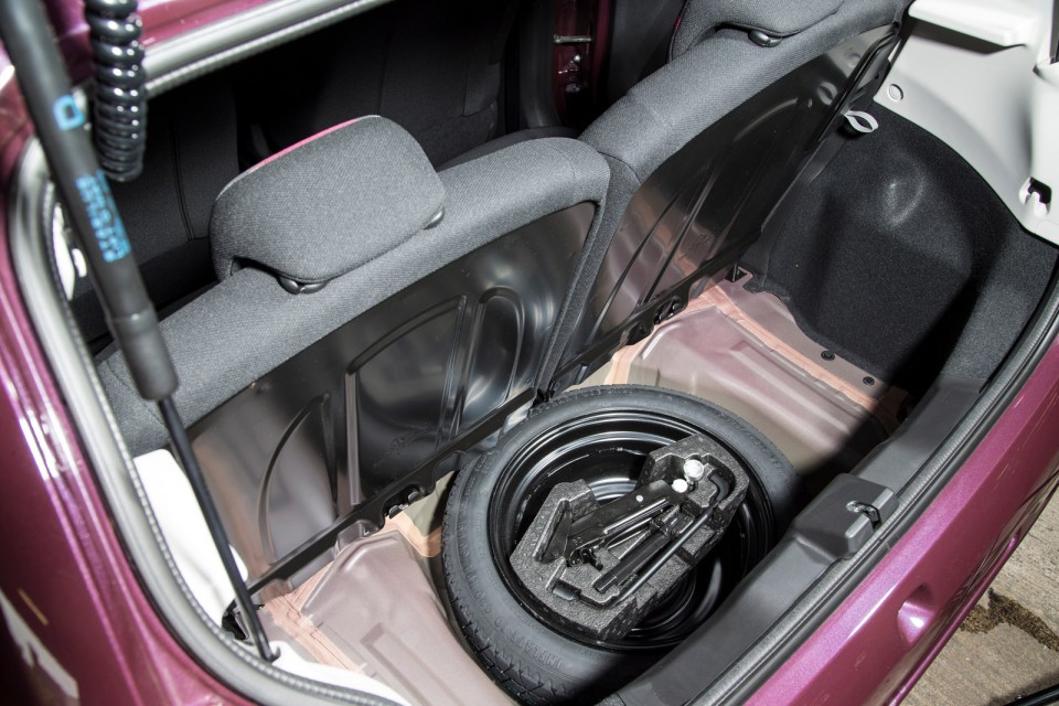 Photo coffre avec roue de secours Peugeot 108 Allure (UK)