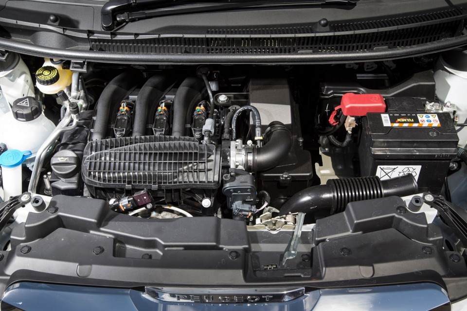 Photo moteur 1.2 VTi 82 ch Peugeot 108 Allure (UK)