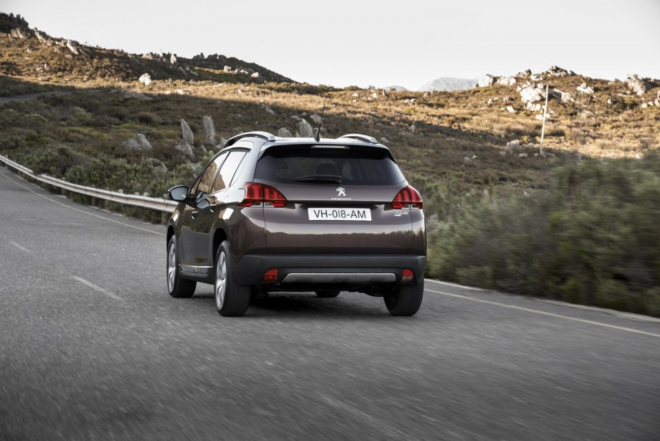 Photo 3/4 arrière dynamique Peugeot 2008 I Brun Makaha (2013) - 1-015