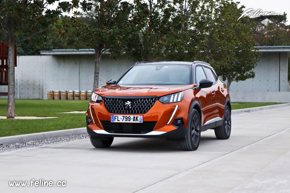 Photo 3/4 avant Peugeot 2008 II GT PureTech 155 (2019)