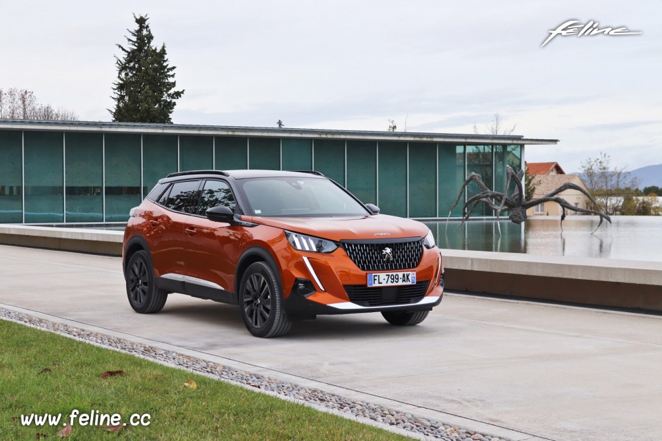 Photo 3/4 avant Peugeot 2008 II GT PureTech 155 (2019)