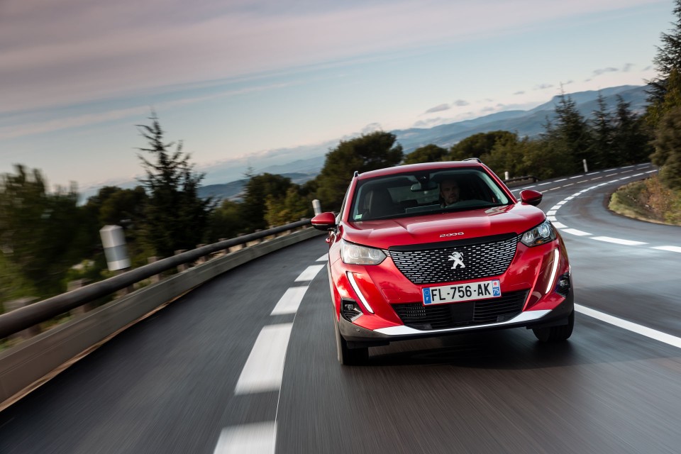 Photo officielle Peugeot 2008 II Allure Rouge Elixir - Essais pr