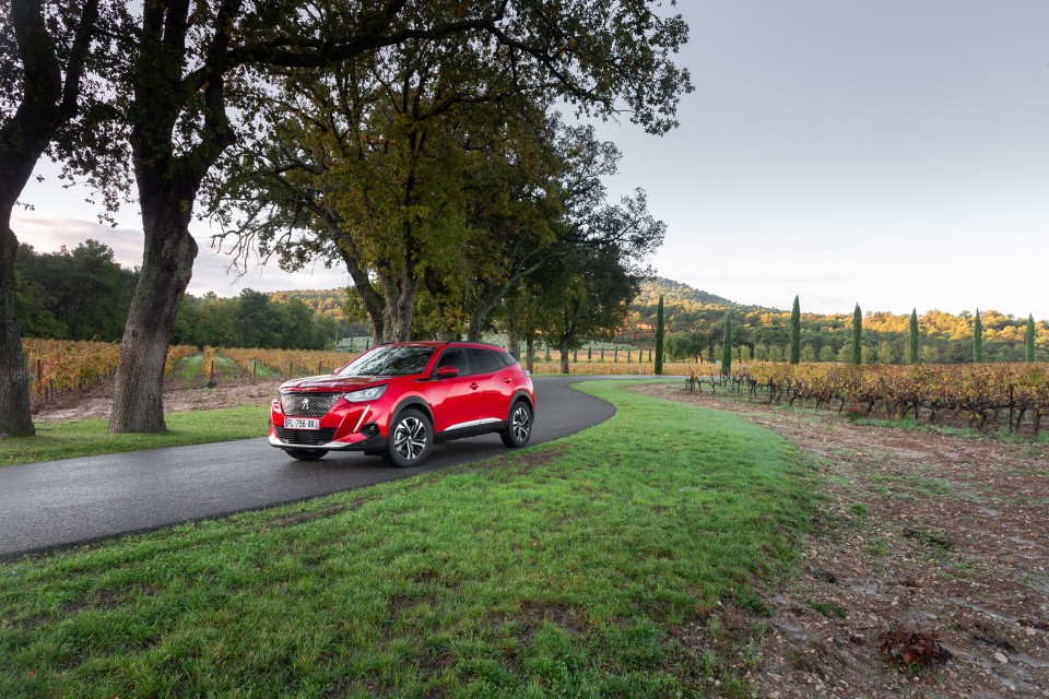 Photo officielle Peugeot 2008 II Allure Rouge Elixir - Essais pr