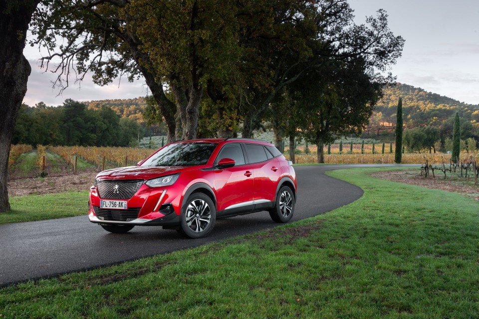 Photo officielle Peugeot 2008 II Allure Rouge Elixir - Essais pr