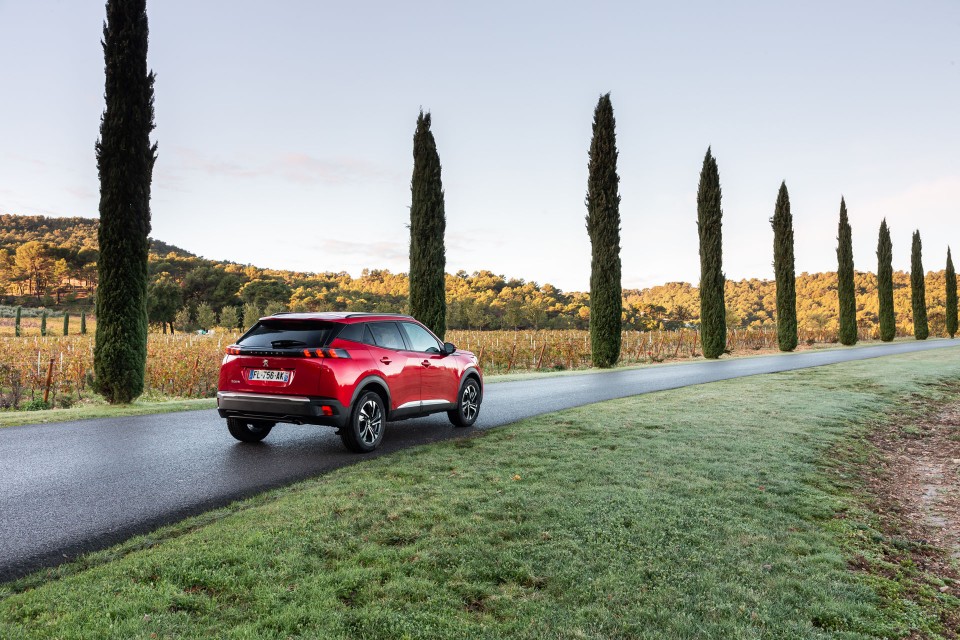 Photo officielle Peugeot 2008 II Allure Rouge Elixir - Essais pr