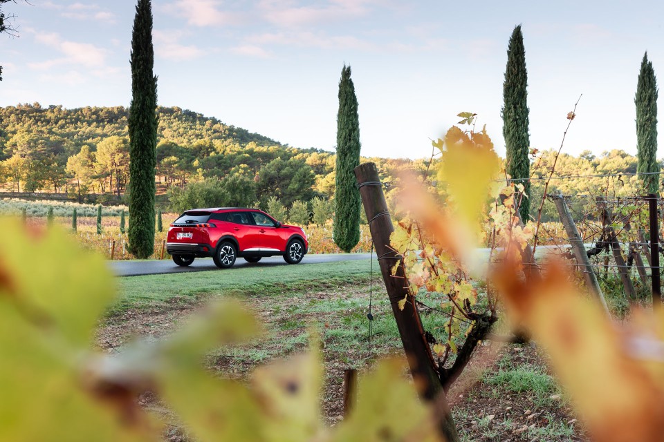 Photo officielle Peugeot 2008 II Allure Rouge Elixir - Essais pr