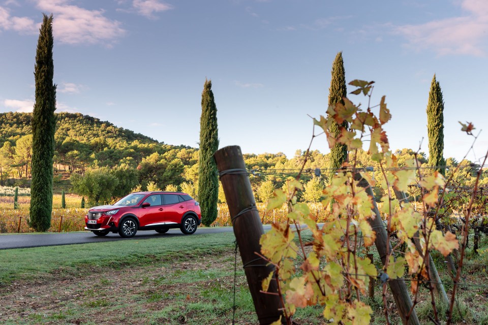 Photo officielle Peugeot 2008 II Allure Rouge Elixir - Essais pr