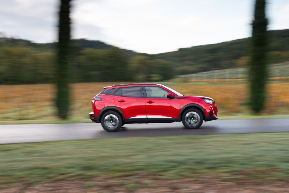 Photo officielle Peugeot 2008 II Allure Rouge Elixir - Essais pr