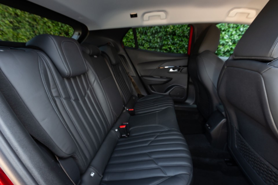 Photo officielle Peugeot 2008 II Allure Rouge Elixir - Essais pr