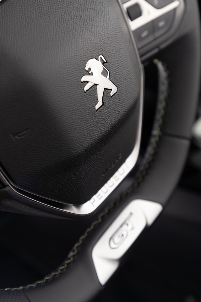 Photo officielle Peugeot 2008 II GT Orange Fusion - Essais press