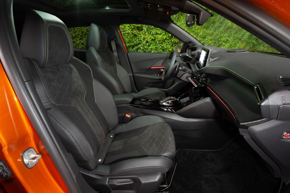 Photo officielle Peugeot 2008 II GT Orange Fusion - Essais press