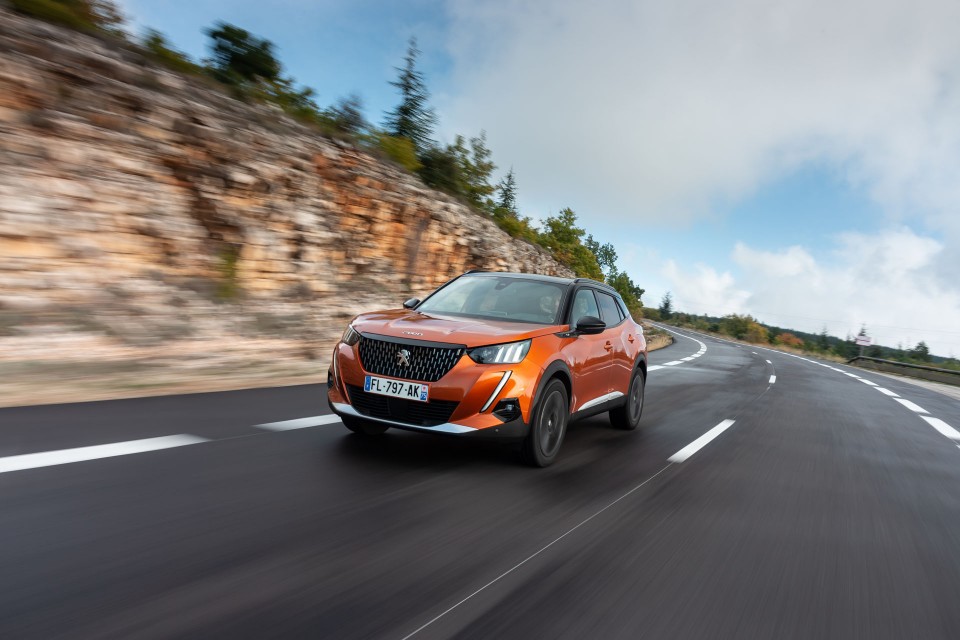 Photo officielle Peugeot 2008 II GT Orange Fusion - Essais press