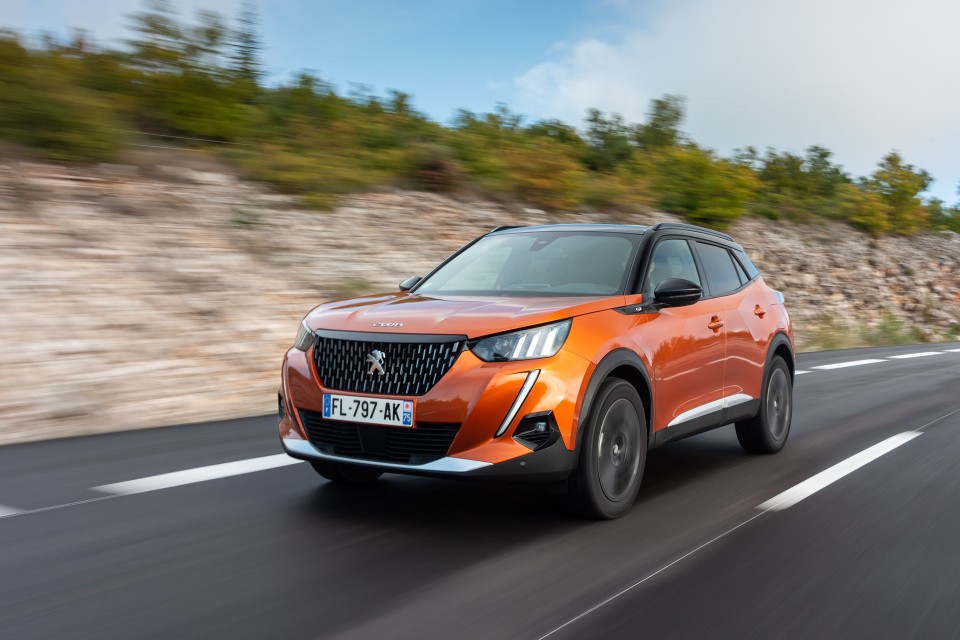 Photo officielle Peugeot 2008 II GT Orange Fusion - Essais press