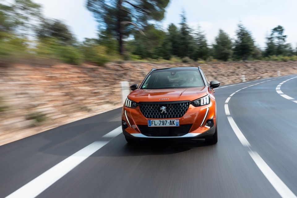 Photo officielle Peugeot 2008 II GT Orange Fusion - Essais press