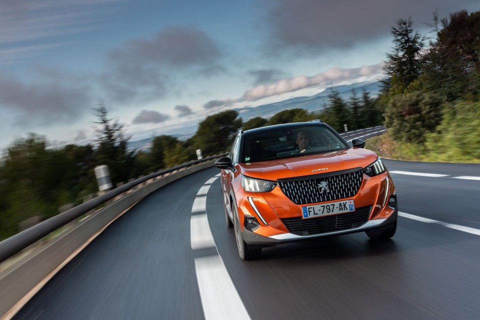 Photo officielle Peugeot 2008 II GT Orange Fusion - Essais press