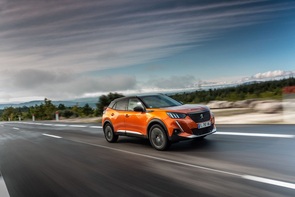 Photo officielle Peugeot 2008 II GT Orange Fusion - Essais press
