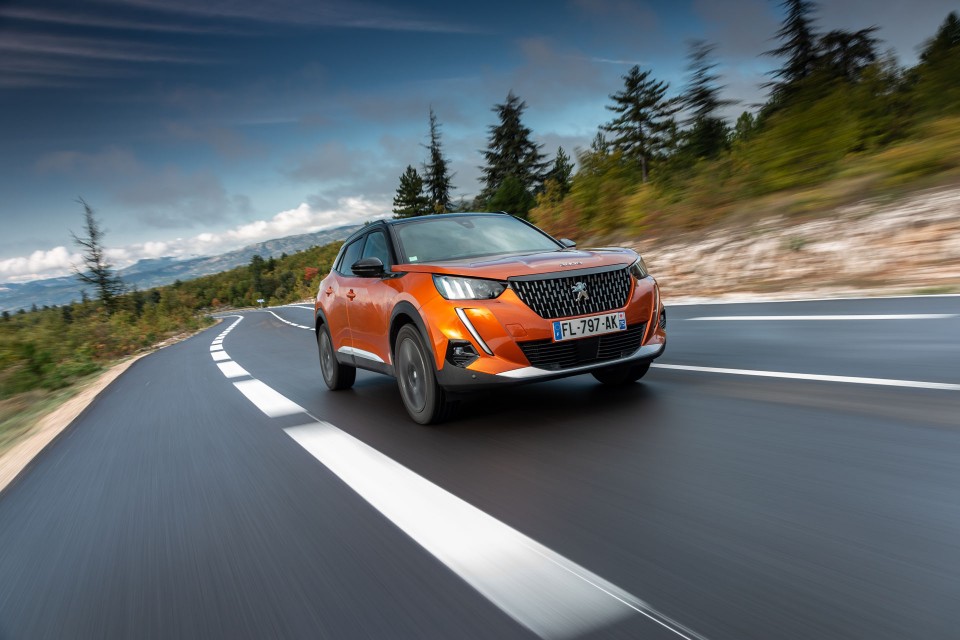 Photo officielle Peugeot 2008 II GT Orange Fusion - Essais press
