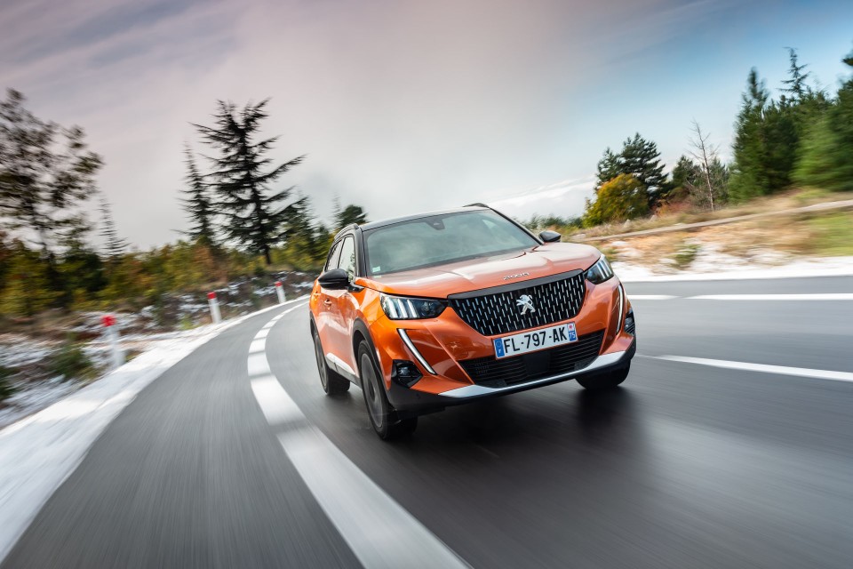 Photo officielle Peugeot 2008 II GT Orange Fusion - Essais press