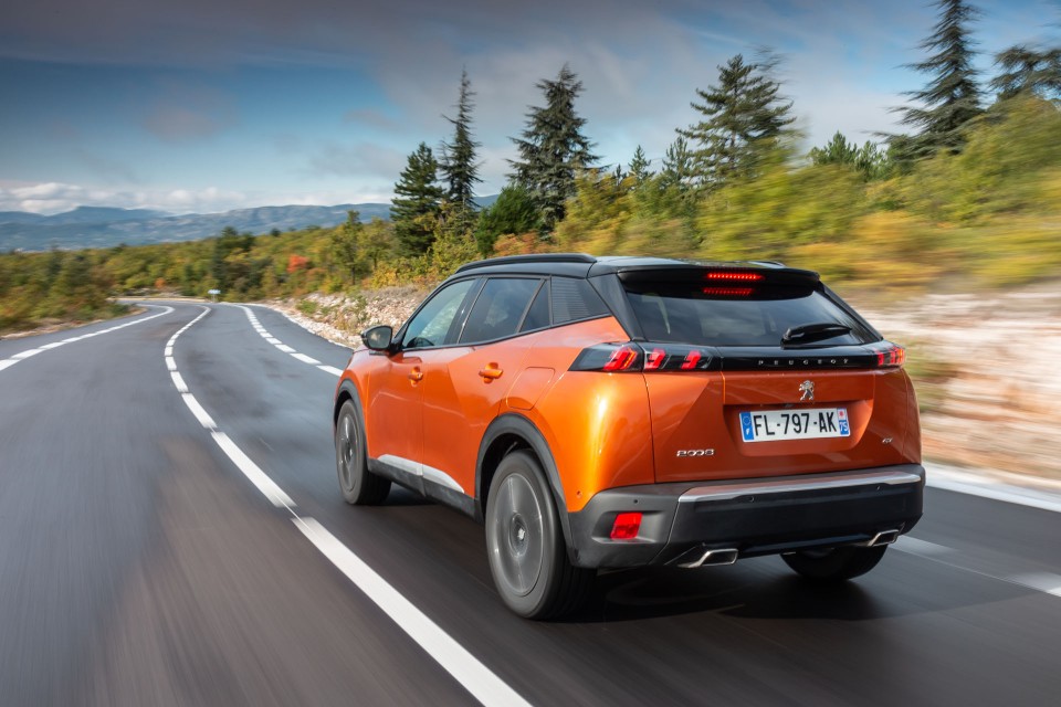 Photo officielle Peugeot 2008 II GT Orange Fusion - Essais press