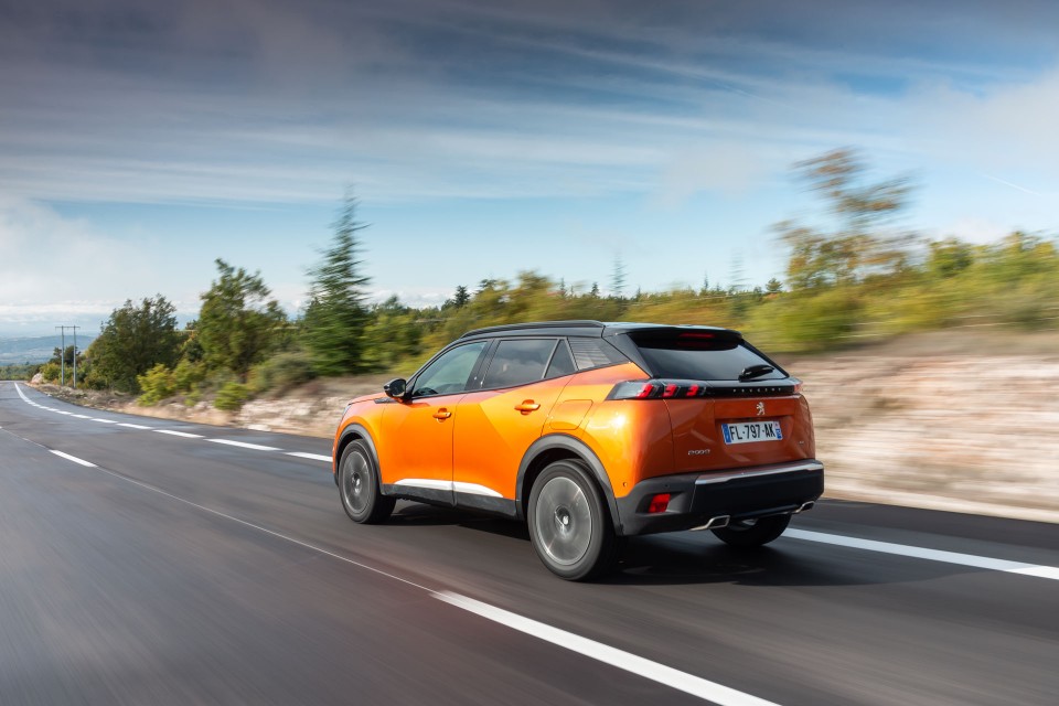 Photo officielle Peugeot 2008 II GT Orange Fusion - Essais press