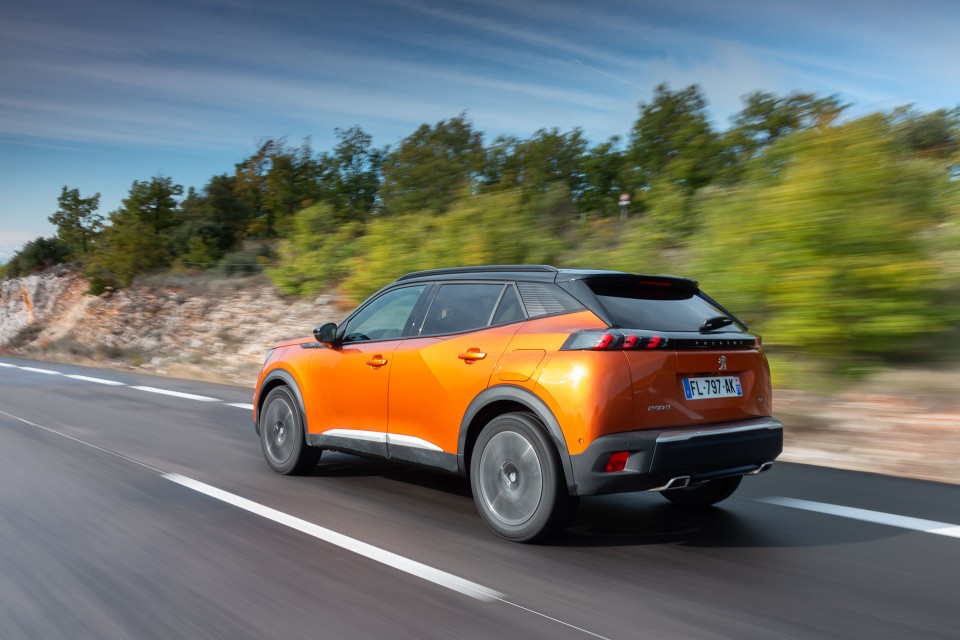 Photo officielle Peugeot 2008 II GT Orange Fusion - Essais press