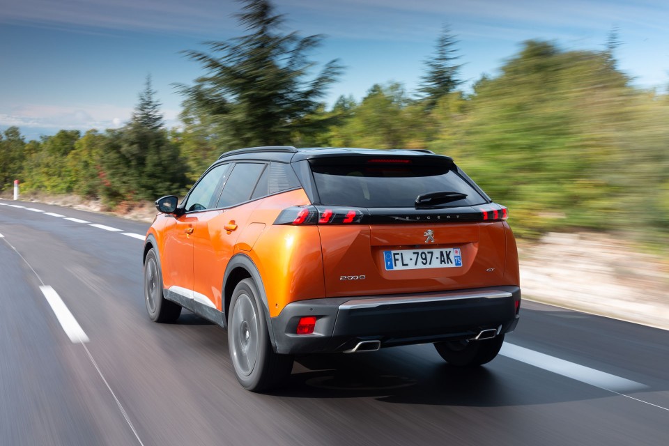 Photo officielle Peugeot 2008 II GT Orange Fusion - Essais press