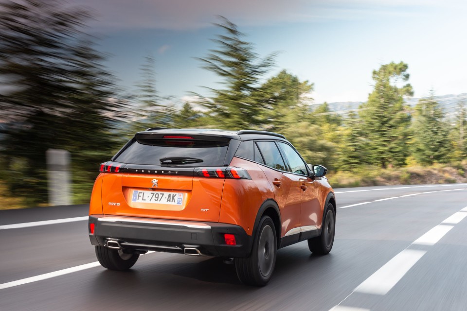 Photo officielle Peugeot 2008 II GT Orange Fusion - Essais press